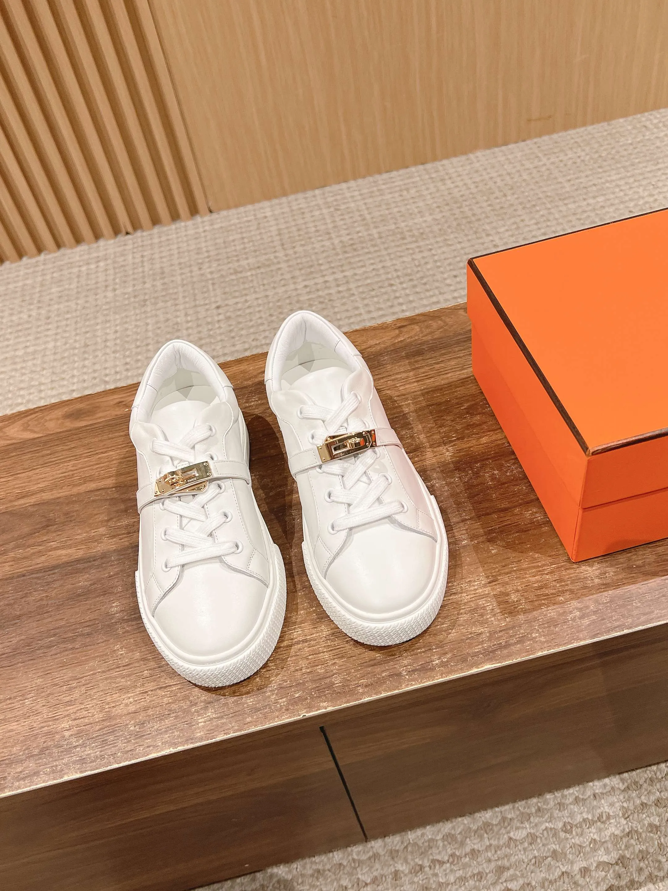 👟👟Ex-factory price 480👟👟 𝐇𝐄𝐑𝐌𝐄𝐒 Hermès classic couple style #𝐊𝐞𝐥𝐥𝐲 buckle casual white skateboard shoes. They will not conflict with shoes at all. Full of unknowns, Hermès rarely produces flat casual shoes and they are paired with classic palladium-plated Kelly shoe buckles! People will fall in love with it at first glance. It is very versatile ~ you can wear it with skirts and pants at will. 🉑️Close your eyes and look super noble. ❥ MATERIAL Specific cowhide/canvas material, sheepskin lining, original molded TPU outsole Size: 35-44